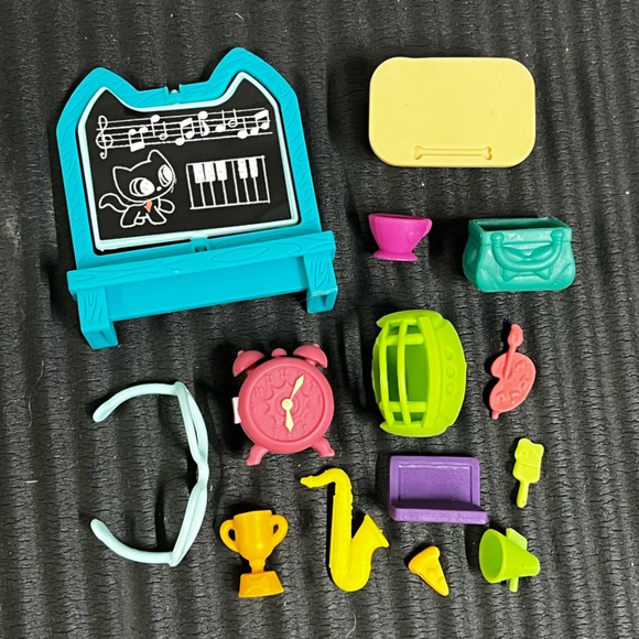 LPS Schoolhouse - Lot of 8 Pets + Accessories - Picture 8 of 8